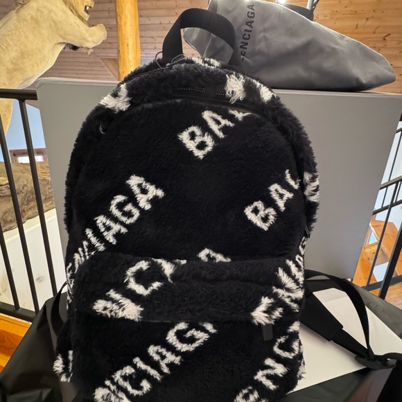 Balenciaga, backback, medium/lg, fluffy, like New - Picture 10 of 10
